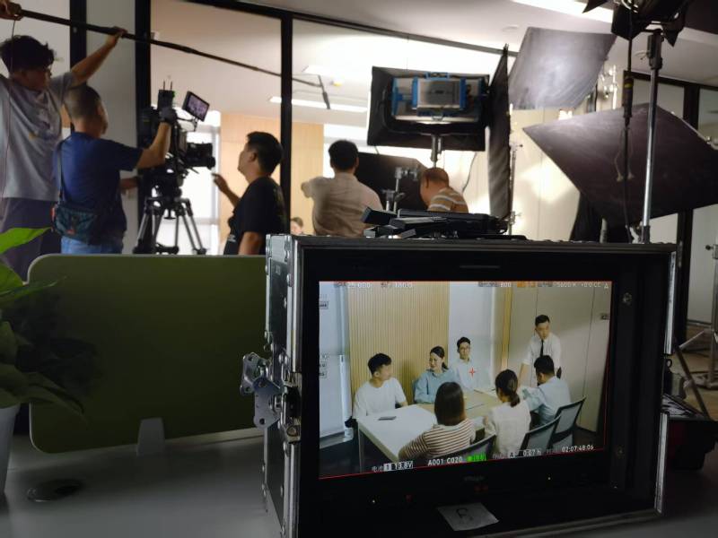 南岔区TVC拍摄公司：科技产品视觉化大师，诠释未来感与功能美学